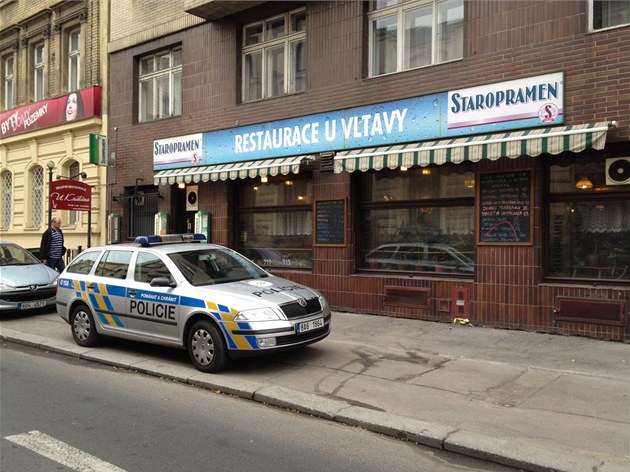 Policisté stojí na zákazu zastavení v ulici Vltavská. Podle čtenáře jsou na
