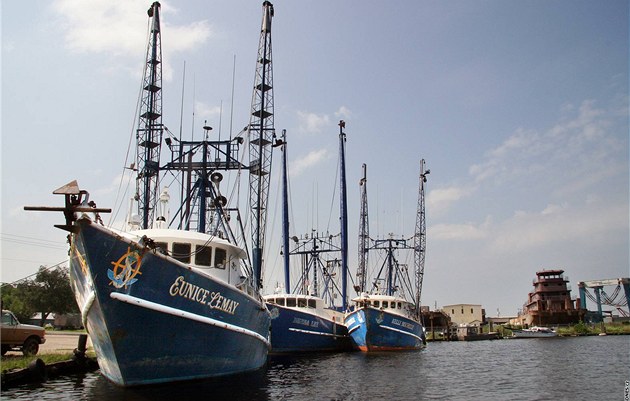 Lod� zakotvené v Bayou La Batre.