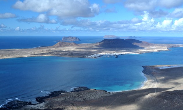 Pohled z útes� na Playa del Risco a ostrov La Graciosa