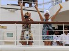 Sláva nazdar výletu. Cestující na výletní lodi Costa Allegra zdraví Seychely