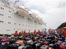 Cestující z lodi Costa Allegra pátrají v pístavu Port Victoria po svých
