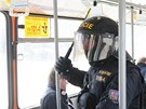 etí policisté nacviovali v libereckém Dopravním podniku zásah proti