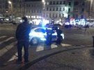 Policisté zastavili 1. bezna na pechodu na Václavském námstí a povídají si s
