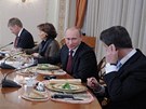 Ruský premiér Vladimir Putin (druhý zleva) pi rozhovoru se zahraniními