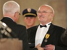 Herec Josef Somr pebírá z rulou prezidenta Václava Klause medaili Za zásluhy.