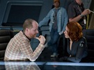 Z natáení filmu Avengers. Reisér Joss Whedon se ptá Scarlett Johanssonové, co...