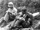 Smutek amerického vojáka nad smrtí kamaráda, který zemel v poátku korejské