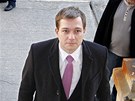 Poslanec Michal Babák pichází k Obvodnímu soudu. (7. bezna 2012) 