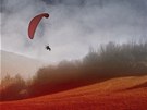 Paraglidista nedaleko Vlkolínca na Slovensku