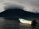 Odpoívající mrak na vrcholu stále aktivního vulkánu na behu guatemalského