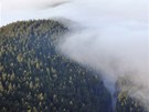"Mlha se plíiv zakusuje do Lysé hory"