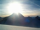 Svtlo na vrcholu hory Olperer rozzauje okolí ledovce Hintertux.