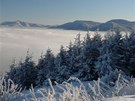 Zimní pohled z Velkého Javorníku na panorama Beskyd s dominující Lysou Horou