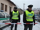 Policisté hlídkují u domu v Doubravách na Zlínsku, kde nali tajný sklad