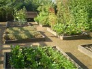 Kuchyskou zahradu plnou bylinek a erstvé zeleniny, které jsou kdykoliv po...