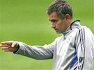 José Mourinho, trenér fotbalist Chelsea, na tréninku ped zápasem s Barcelonou.