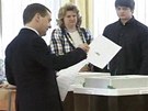 Ruský prezident Dmitrij Medvdv hází hlasovací lístek do urny.