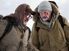 Liam Neeson a Dermot Mulroney ve filmu Mezi vlky