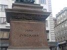Památník Josefa Jungmanna. Jméno je napsáno postaru.