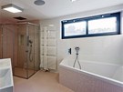 Koupelna dtí je vybavena rohovou vanou a sprchovým koutem. Zdroj: