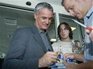 Trenér Claudio Ranieri se po píletu fotbalist Chelsea do Prahy podepisuje