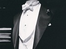 Správnou volbou pro white tie je kompletní frak s bílým motýlkem.