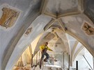 Stanislav Skupa opravuje praskliny v omítce klenby v kostele v umberku na