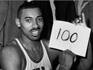 DAL JSEM STOVKU! Wilt Chamberlain v dresu Philadelphie Warriors drí tabulku,