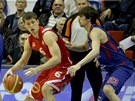 Alexej ved (vpravo) z CSKA Moskva brání Pavla Pumprlu z Nymburka.
