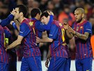 GRATULACE KANONÝROVI. Fotbalisté Barcelony se sebhli pochválit nejlepího