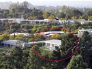 Sídlo stojí v Beverly Hills v ásti Trousdale Estates.