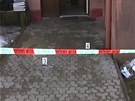 Zábr vchodu do domu v Trutnov, kde dvojici senior napadl jejich osmnáctiletý...