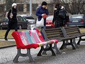 Opletená lavička na náměstí Winstona Churchilla v Praze. (8. března 2012)