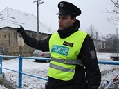 Policista hldkuje u domu v Doubravch na Zlnsku, kde byl tajn sklad zbran.