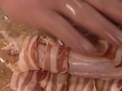 Plátky slaniny poskládejte vedle sebe tak, aby se částečně překrývaly a mohli