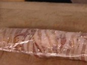 Plátky slaniny poskládejte vedle sebe tak, aby se částečně překrývaly a mohli