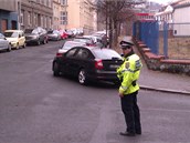 Policista vidí patn zaparkované auto.