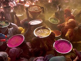 Hinduisté pináejí misky s barevným prákem, pouívaným pi oslavách festivalu...