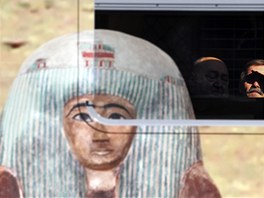 Vlak pomalovaný motivem mumie princezny Hereret, o ní má ve svých prostorách