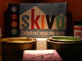 Expozice v Lomnici je obsáhlá, ukazuje například i lyžařské vosky.