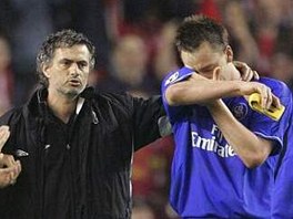 Liverpool - Chelsea: Mourinho utuje Terryho - SMUTEK CHELSEA. Trenr Jos