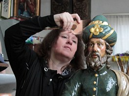Darina Smetánková nanáší na figuru Hvězdáře ze Staroměstského orloje tenké