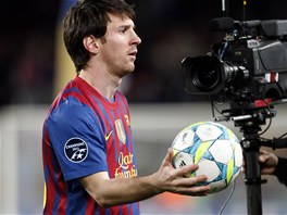 TENHLE M PAT MN. Lionel Messi si odn m z utkn Ligy mistr, v nm