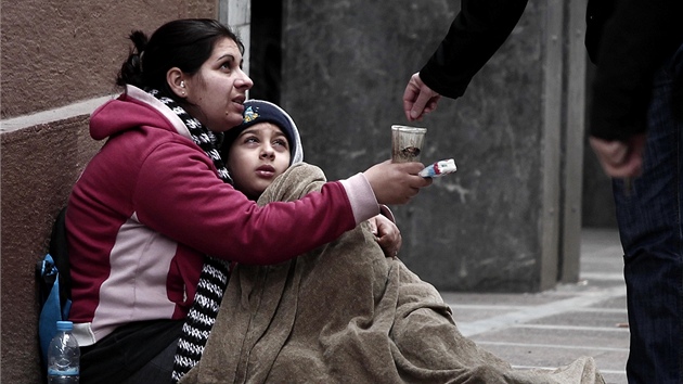 ecká matka s díttem ebrá v centru Atén (25. února 2012)