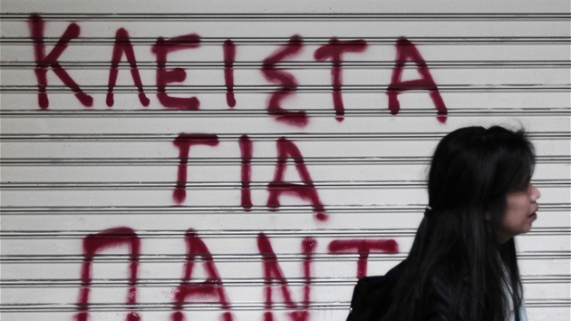 "Zaveno navdy." Nápis na obchod v centru Atén (25. února 2012)