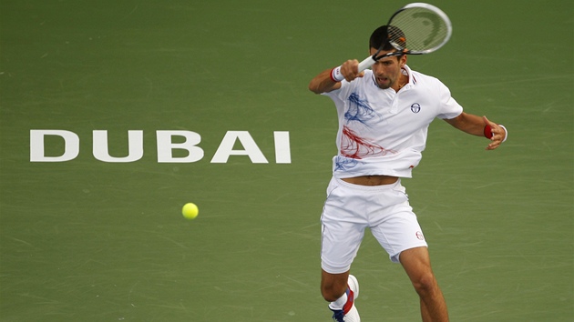 Novak Djokovi v semifinálovém duelu s Andym Murrayem na turnaji v Dubaji.