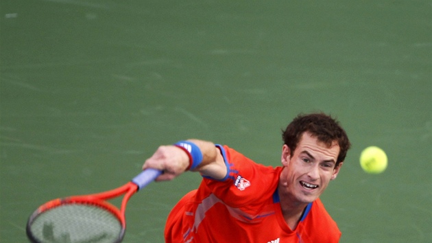 PODN. Andy Murray servruje v semifinle turnaje v Dubaji, kde nastoupil proti Novaku Djokoviovi.