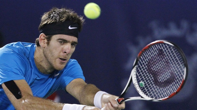 Novak Djokovi tenhle úder odehrál s vervou. Z postupu do finále se vak radoval Andy Murray.