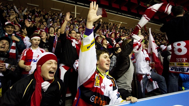 Fanouci hokejové Slavie si návrat do Edenu uívali, jejich tým vak podlehl