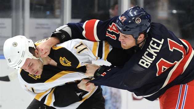 Stu Bickel z NY Rangers (vpravo) se porval s Gregory Campbellem z Bostonu. 